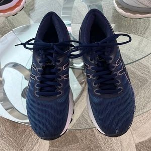 Gel Nimbus 22 size 8 1/2 good condition, comfortable,good for running or walking